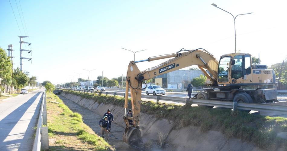 Obras Puacuteblicas de la Capital continuacutea con el mantenimiento del colector pluvial de avenida Lugones