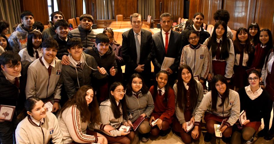 El gobernador Zamora recibioacute la visita de alumnos de Friacuteas