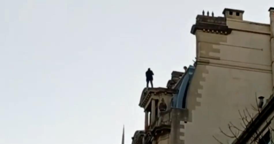 VIDEO  Tensioacuten por un hombre disfrazado de Batman que amenazoacute con tirarse de una terraza