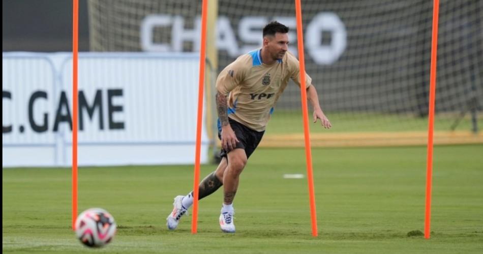 Leo Messi se entrenoacute a la par de sus compantildeeros pero iquestseraacute titular o suplente