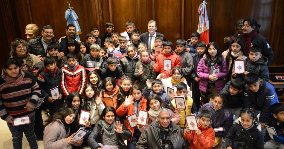 El gobernador Zamora recibioacute la visita de alumnos de la Invernada Sur