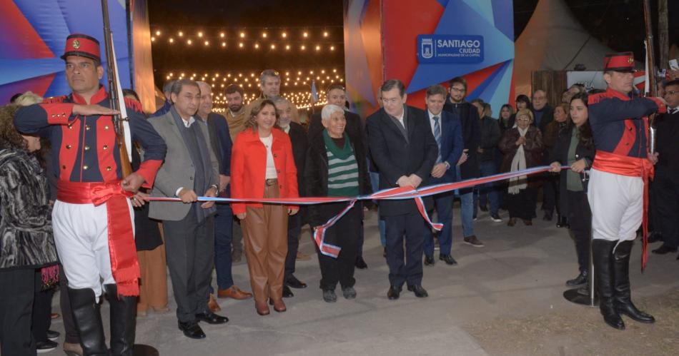 Zamora y Norma Fuentes inauguraron la Feria Artesanal