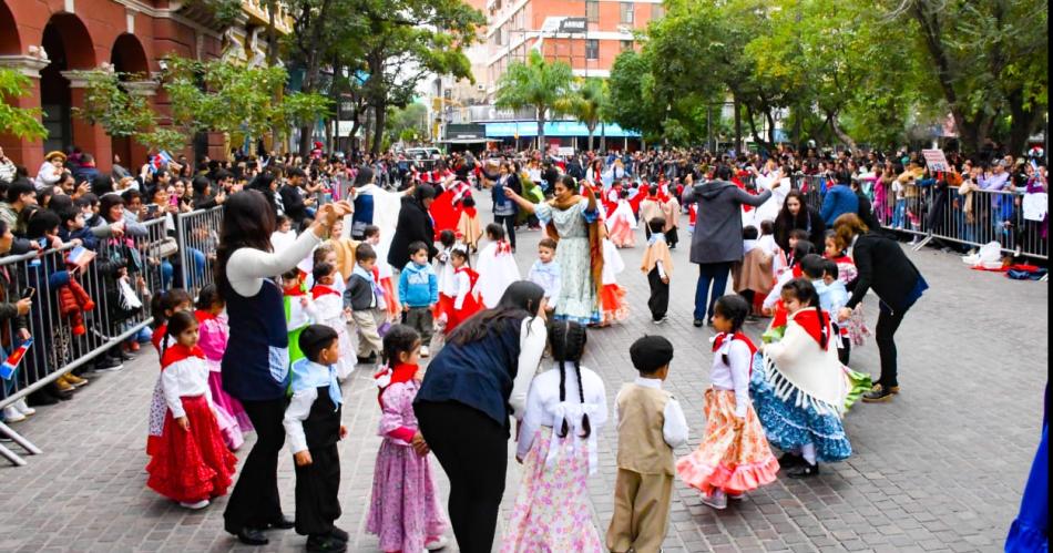 La Municipalidad presenta el Santiago Baila en plaza Libertad