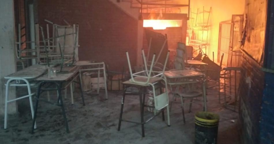 Incendio en un depoacutesito del Colegio Secundario Banda generoacute paacutenico