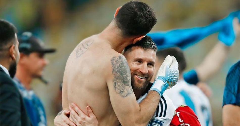 Messi destacoacute la figura del golero Emiliano Martiacutenez