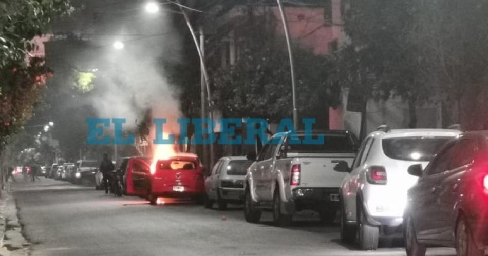 FOTOS Un auto se incendioacute frente a un conocido sanatorio santiaguentildeo y causoacute temor