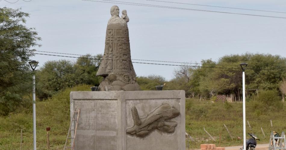 Ultiman detalles de una monumental imagen de la Virgen de Loreto