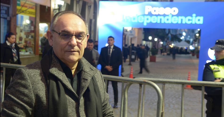 El santiaguentildeo Roberto Peacuterez Nazar disentildeoacute el Paseo de la Independencia