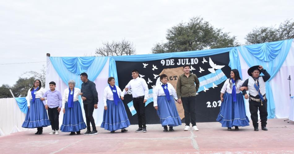 Colonia Dora- emotivo acto para celebrar el Diacutea de la Independencia