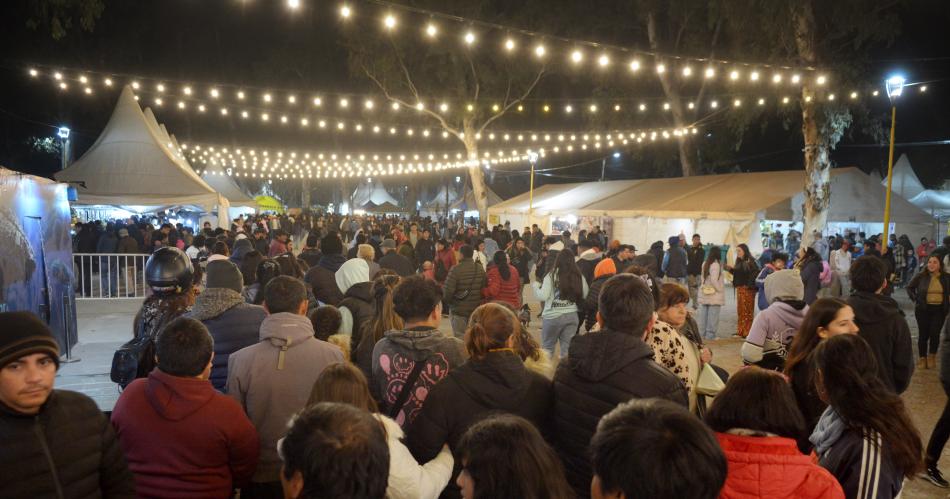 El friacuteo no empantildeoacute el atractivo de la Feria Artesanal en el parque