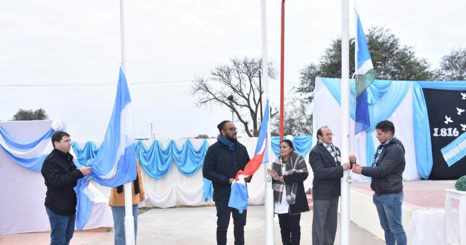 Colonia Dora- emotivo acto para celebrar el Diacutea de la Independencia