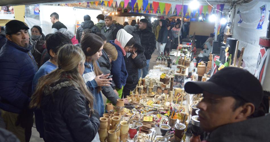 El friacuteo no empantildeoacute el atractivo de la Feria Artesanal en el parque