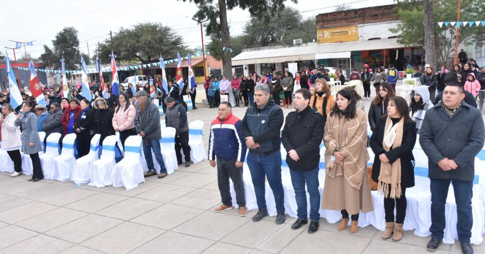 Colonia Dora- emotivo acto para celebrar el Diacutea de la Independencia