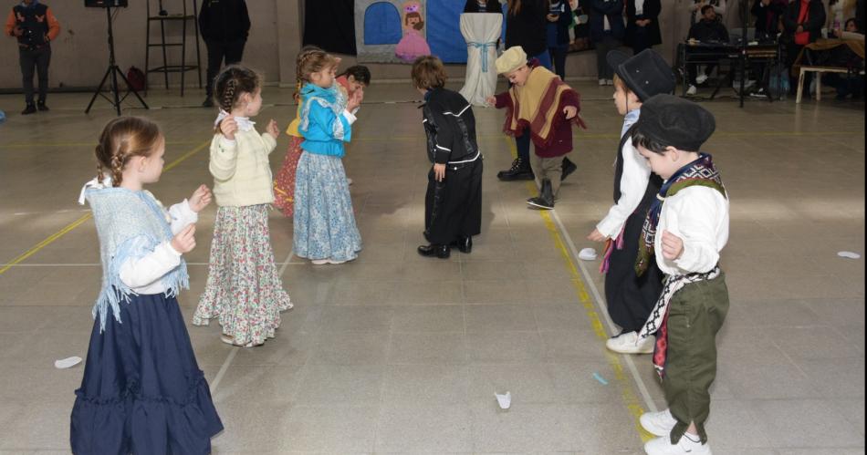 El jardiacuten de infantes Federico Froebel celebroacute el Diacutea de la Independencia