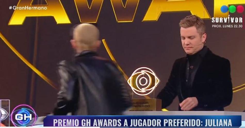 VIDEO  Incomodiacutesimo momento entre Furia y Santiago del Moro en el final de GH