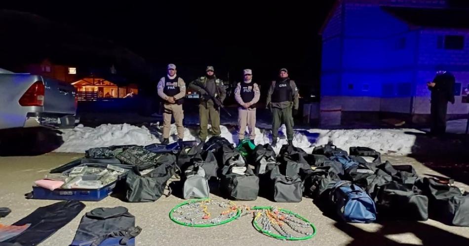 Gendarmeriacutea y Prefectura incautaron 783 kilos de cocaiacutena a una organizacioacuten criminal trasnacional