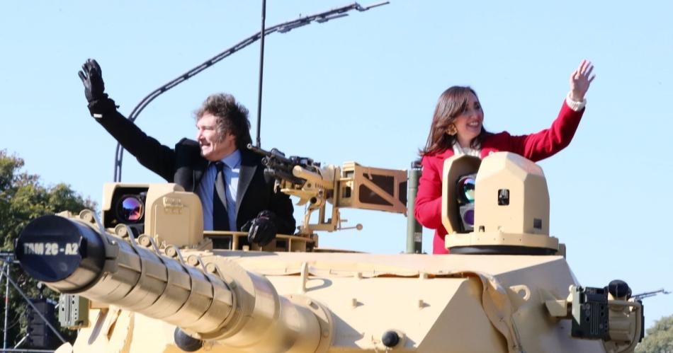 Milei y Villarruel se subieron a un tanque de guerra durante el desfile militar