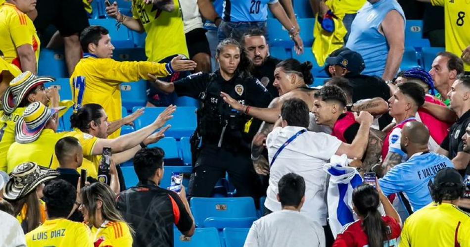 IMPACTANTE Los jugadores de Uruguay se metieron a la zona de plateas para pelear con colombianos