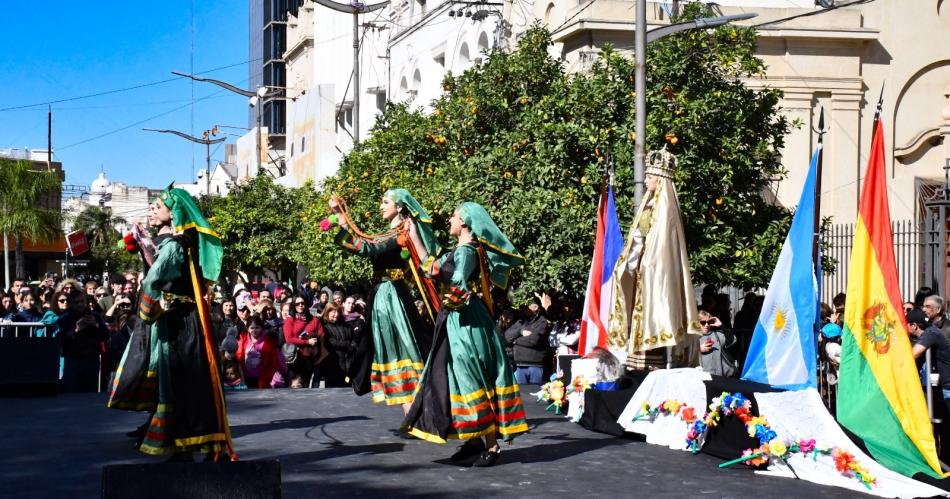 Homenaje de danzas latinoamericanas a la Virgen del Carmen