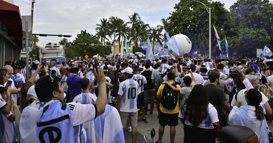 Otro conmovedor banderazo albiceleste en la previa de la gran final de esta noche