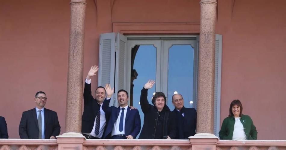 Javier Milei invitoacute al plantel campeoacuten a celebrar en el balcoacuten de Casa Rosada