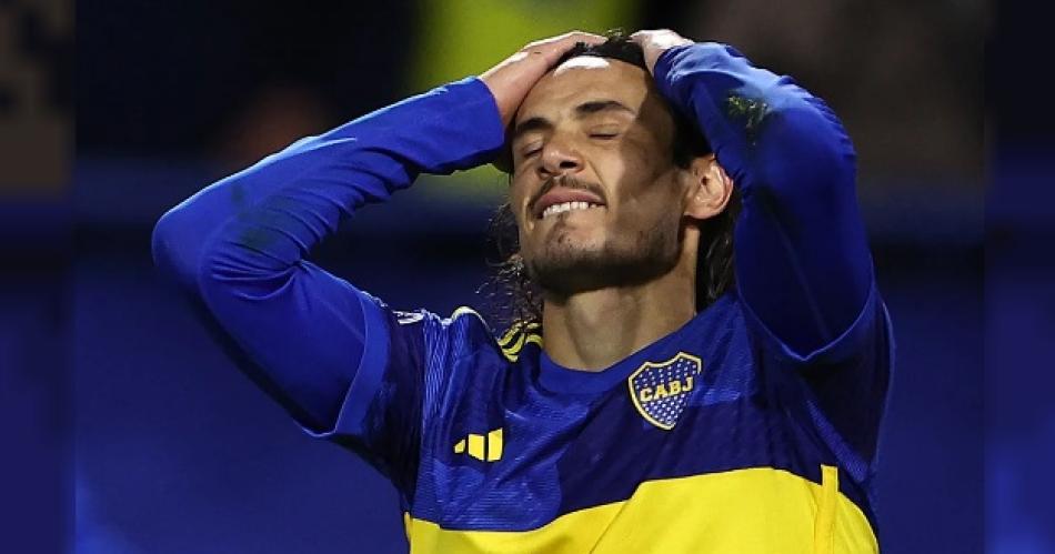 Siguen las malas noticias en Boca- se lesionoacute Cavani y no viajaraacute a Ecuador