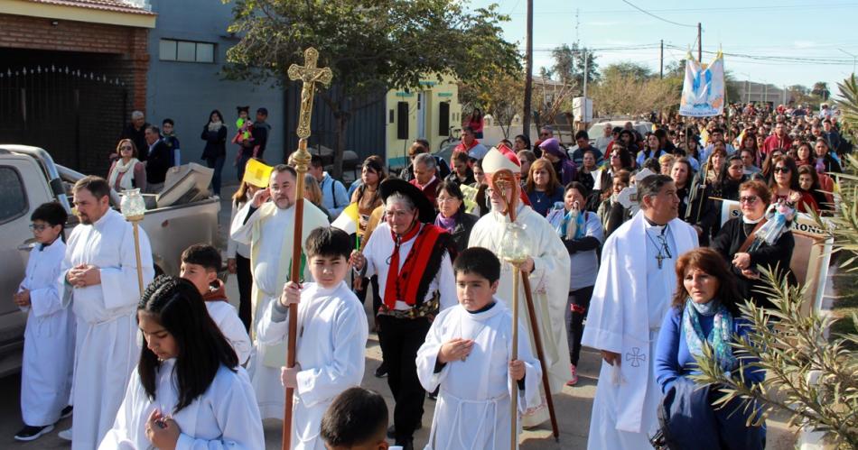 La Virgen del Carmen caminoacute junto a los pintentildeos en el diacutea de su fiesta