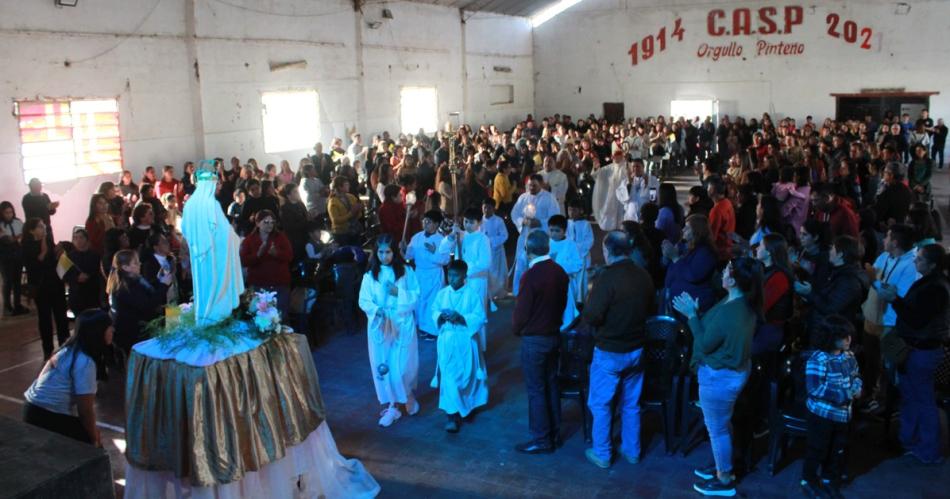 La Virgen del Carmen caminoacute junto a los pintentildeos en el diacutea de su fiesta