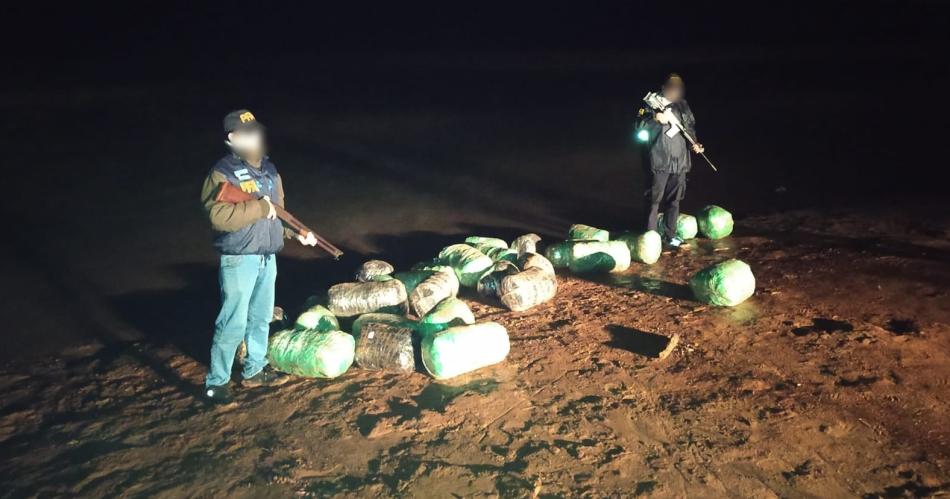 Encontraron maacutes de 300 kilos de marihuana escondida en la selva misionera