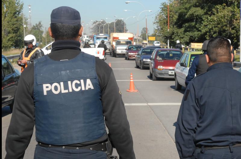 REVUELO- Desde el martes a la noche los policías controlan las rutas Desde el sudeste a la ciudad capital