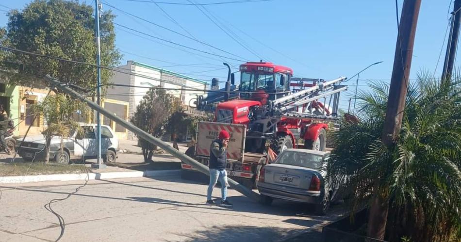 Camioacuten causoacute dantildeos en cables postes y semaacuteforos en pleno centro 