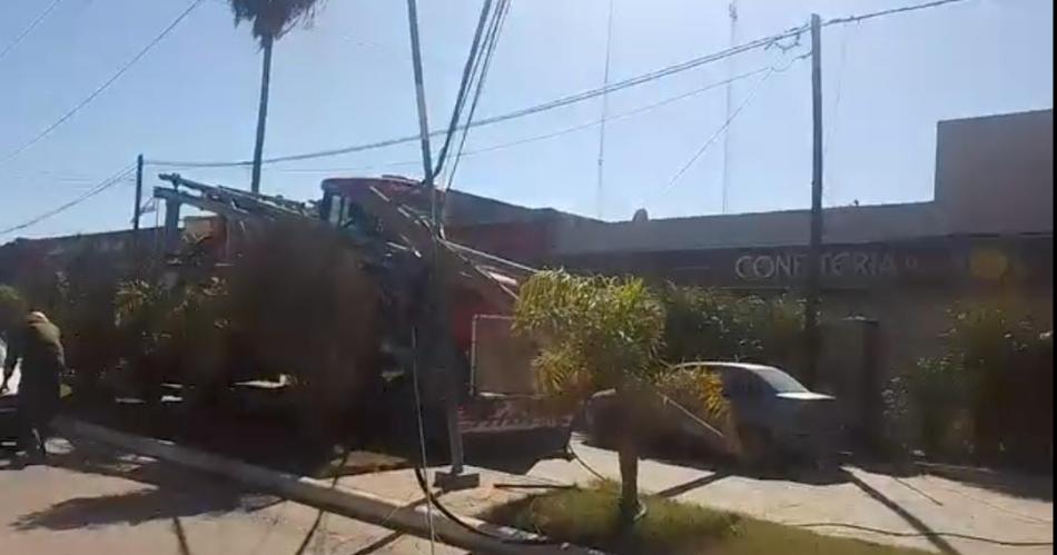 Camioacuten causoacute dantildeos en cables postes y semaacuteforos en pleno centro 