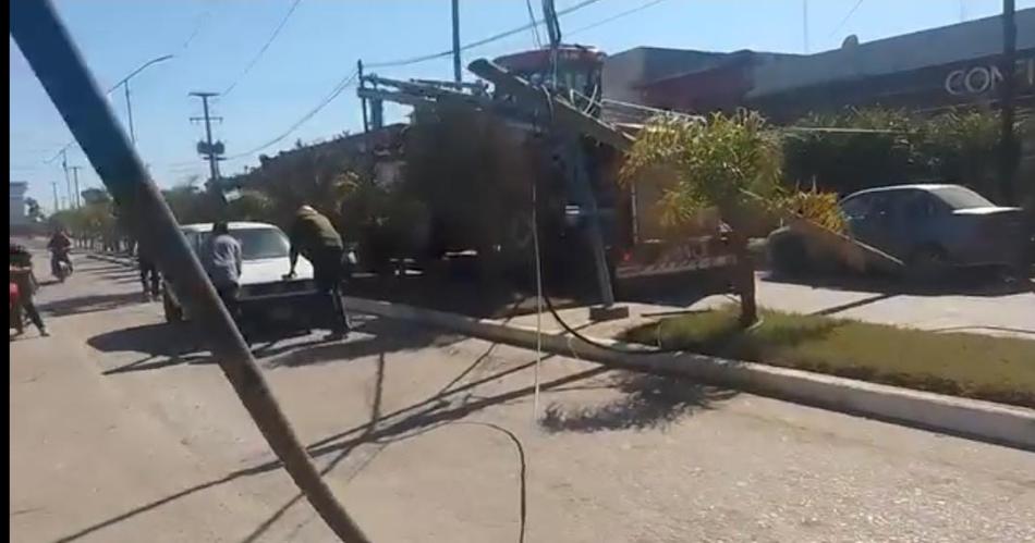 Camioacuten causoacute dantildeos en cables postes y semaacuteforos en pleno centro 