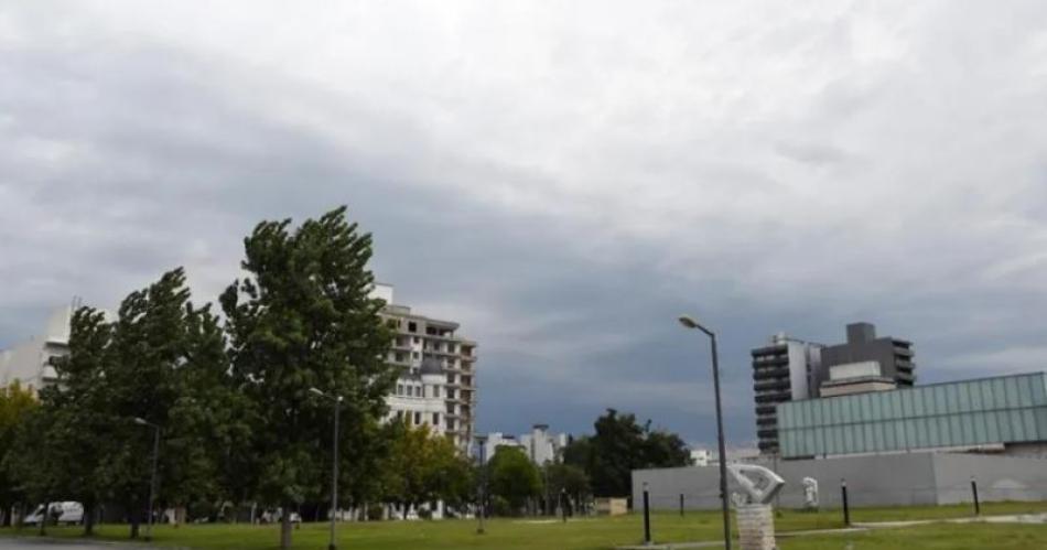 Santiago tendraacute un viernes fresco y ventoso- iquestTambieacuten con lluvias