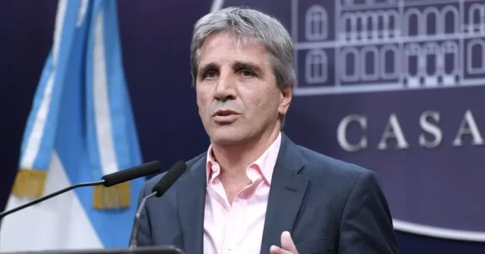 Luis Caputo- La gente tendraacute que vender doacutelares para para pagar impuestos