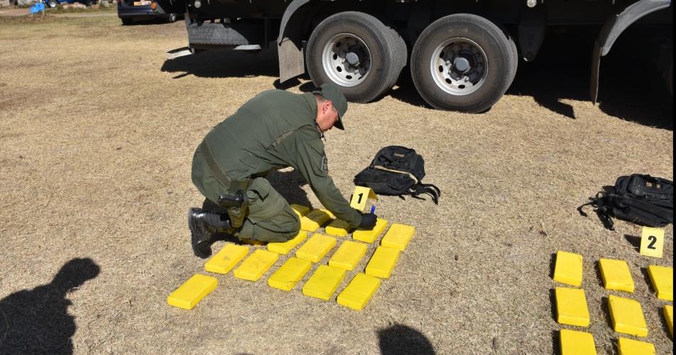 Investigan el origen de los 82 kilos de cocaiacutena secuestrados en la R 34 en el peaje de Fernaacutendez