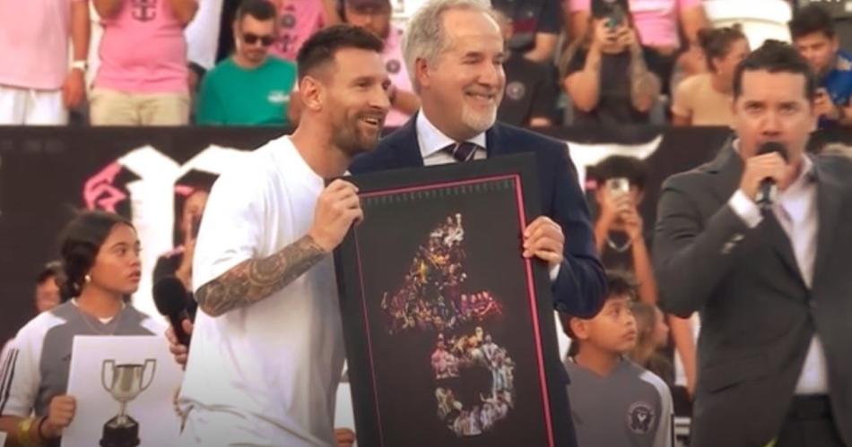 Messi fue reconocido por alcanzar los 45 tiacutetulos