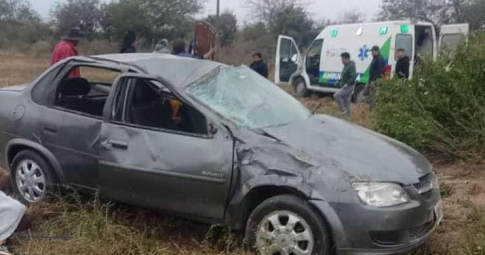 Una familia se salvoacute de milagro tras volcar con su automoacutevil