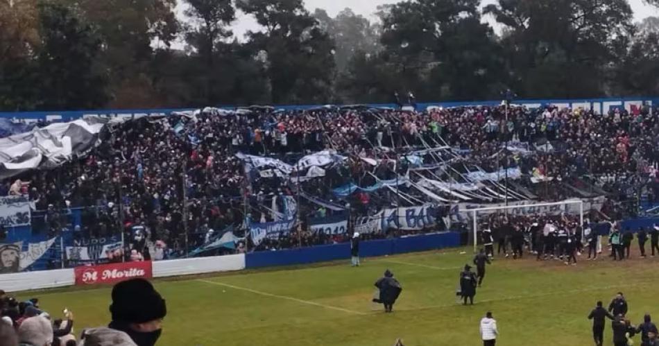 Primera Nacional- murioacute una mujer en medio de un tiroteo entre barras