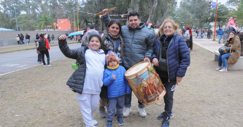 BUSCATE EN LAS POSTALES QUE DEJOacute EL LATIR DE LOS BOMBOS