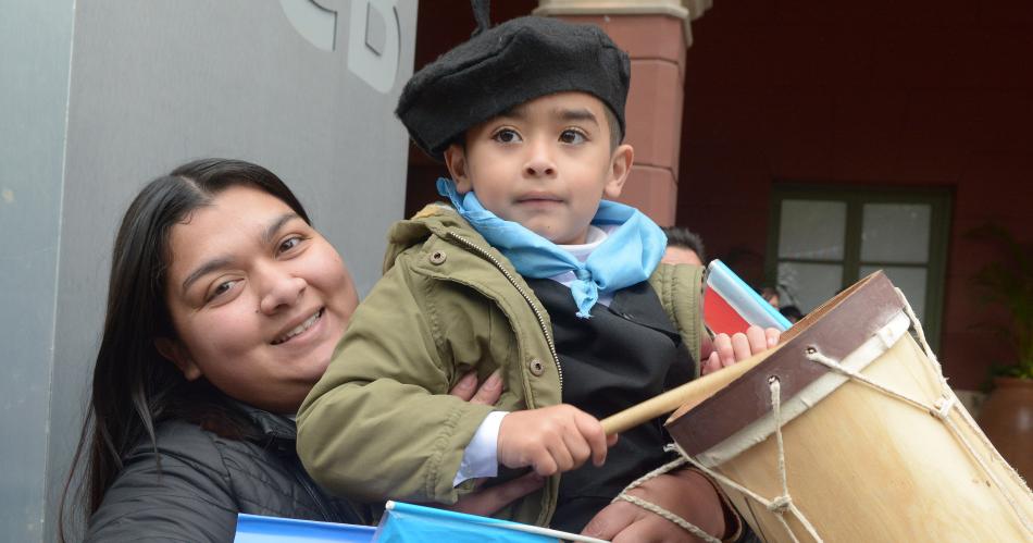 BUSCATE EN LAS POSTALES DE LA MARCHA DE LOS BOMBOS