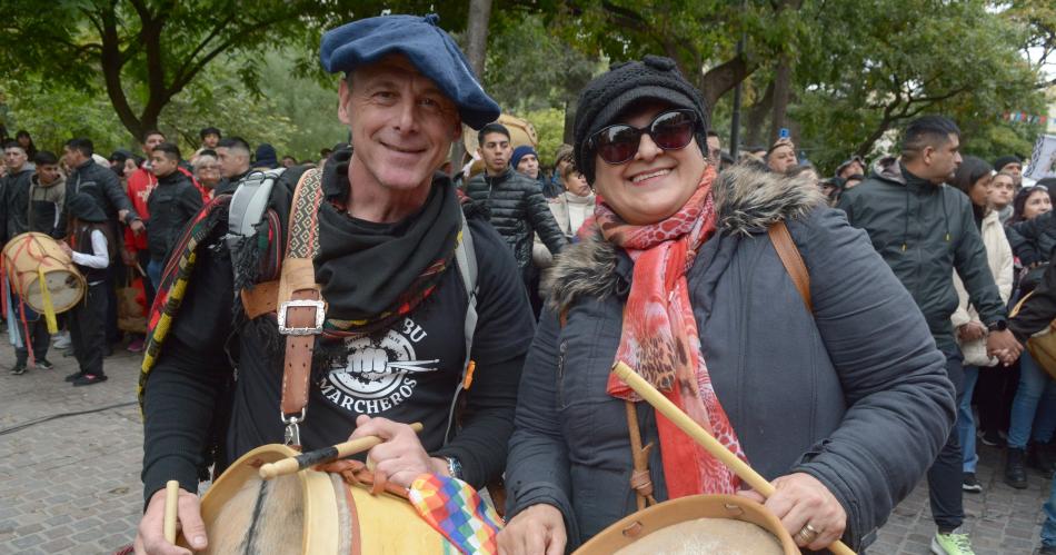 BUSCATE EN LAS POSTALES DE LA MARCHA DE LOS BOMBOS