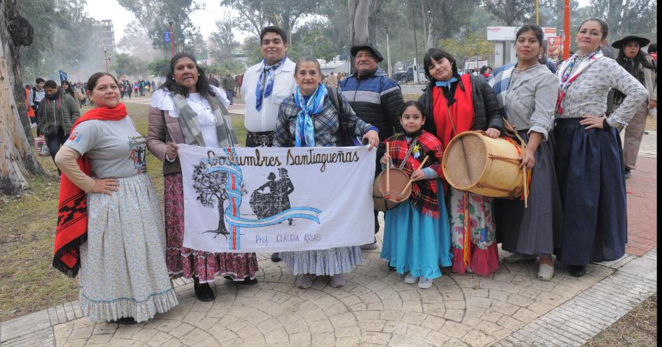 BUSCATE EN LAS POSTALES QUE DEJOacute EL LATIR DE LOS BOMBOS