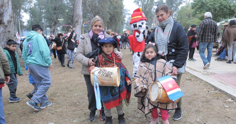 BUSCATE EN LAS POSTALES QUE DEJOacute EL LATIR DE LOS BOMBOS