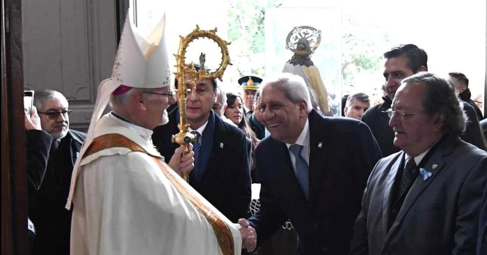 Neder- los santiaguentildeos nos sentimos especialmente bendecidos por el Papa