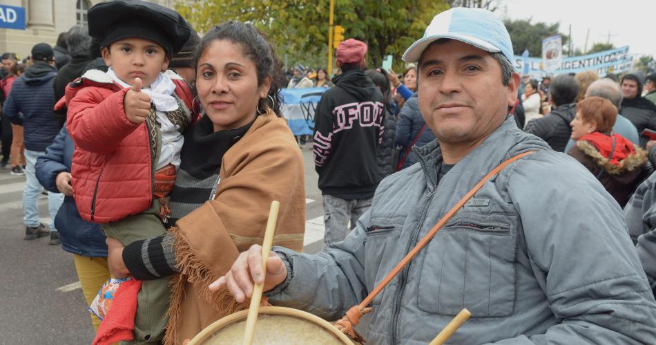 BUSCATE EN LAS POSTALES DE LA MARCHA DE LOS BOMBOS