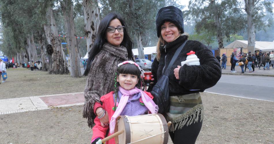 BUSCATE EN LAS POSTALES QUE DEJOacute EL LATIR DE LOS BOMBOS