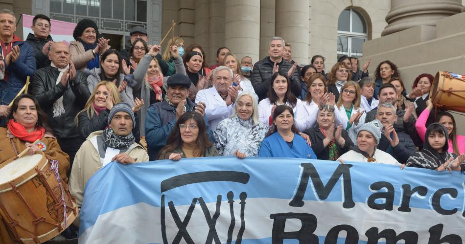 BUSCATE EN LAS POSTALES DE LA MARCHA DE LOS BOMBOS