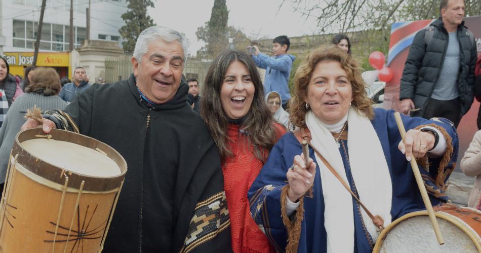 BUSCATE EN LAS POSTALES DE LA MARCHA DE LOS BOMBOS