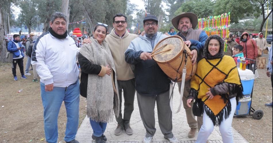 BUSCATE EN LAS POSTALES QUE DEJOacute EL LATIR DE LOS BOMBOS